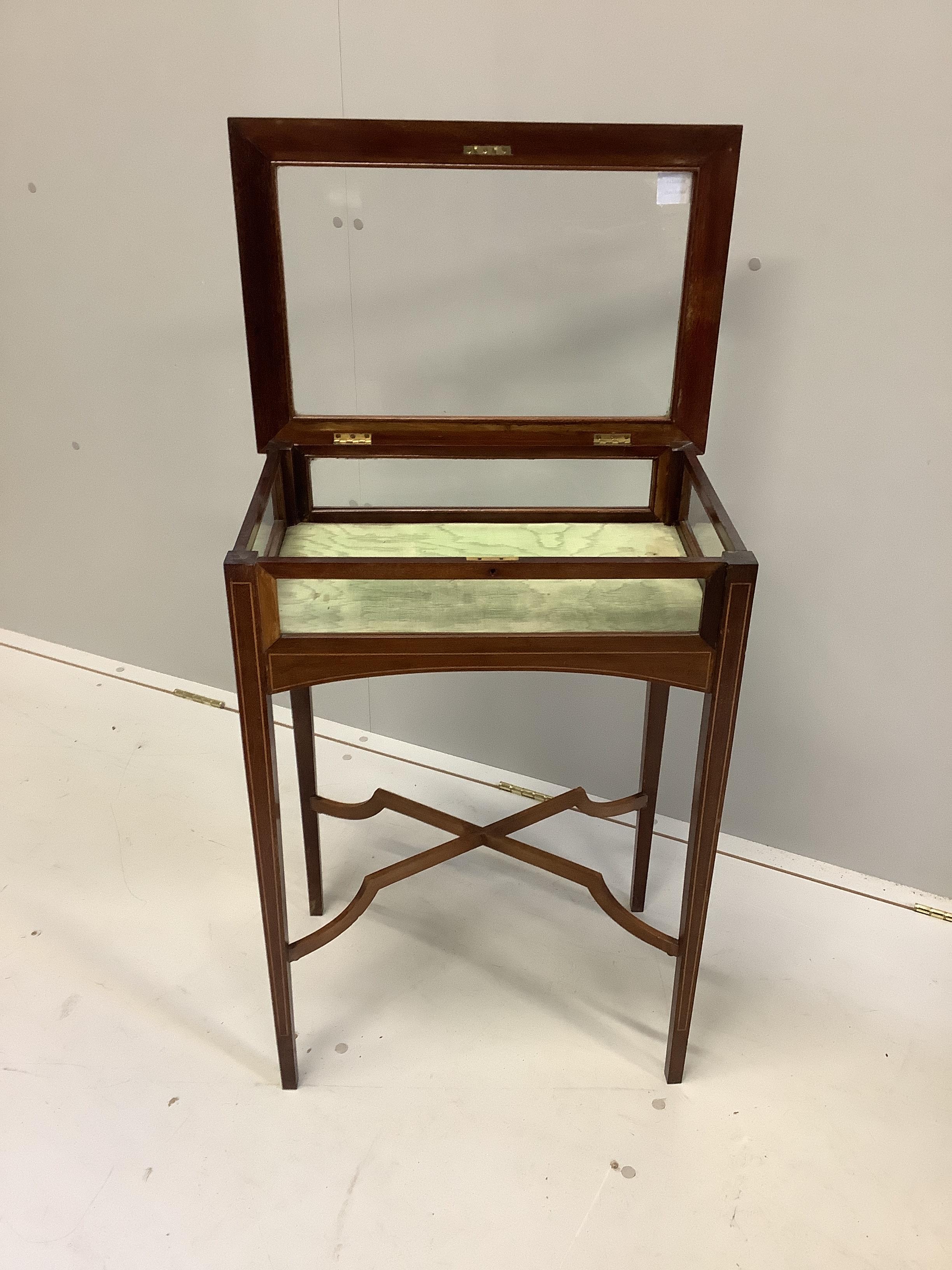 An Edwardian satinwood banded mahogany bijouterie table, width 54cm, depth 36cm